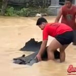 Banjir Terjang Tuban, Aspal Baru Mengelupas Bak Karpet!