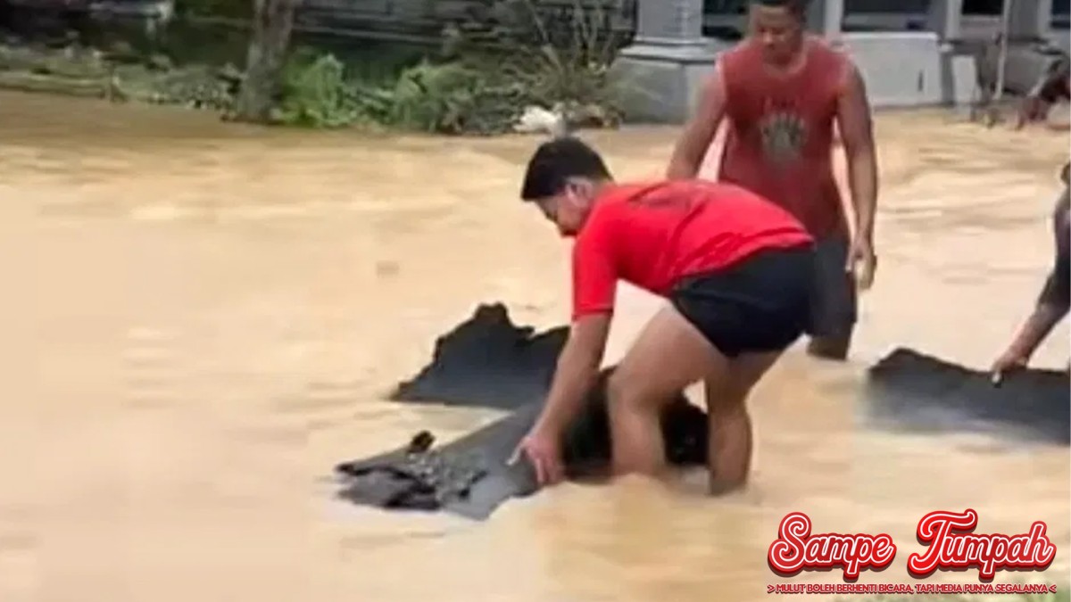 Banjir Terjang Tuban, Aspal Baru Mengelupas Bak Karpet!
