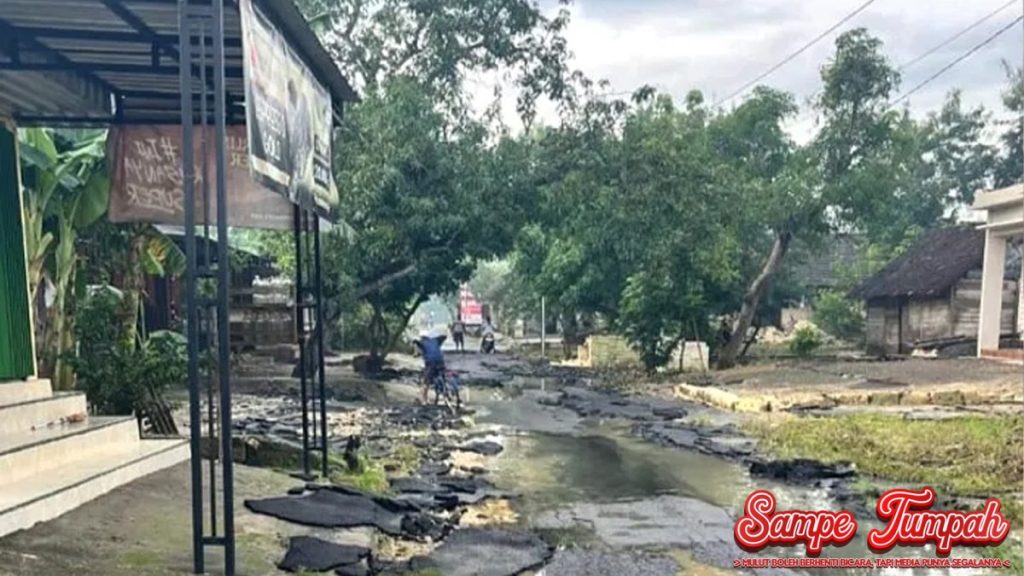Banjir Terjang Tuban, Aspal Baru Mengelupas Bak Karpet!