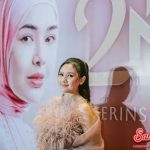 Wajib Tahu! Fungsi Mode Pesawat yang Jarang Diketahui! Mode pesawat adalah salah satu fitur yang tersedia di hampir semua perangkat seluler modern, namun banyak pengguna yang hanya mengetahui fungsi dasarnya. Sebagian besar orang mungkin hanya mengaktifkan mode pesawat saat berada dalam pesawat terbang, tetapi tahukah kamu bahwa mode pesawat sebenarnya memiliki beberapa fungsi menarik lainnya? Fungsi ini bukan hanya untuk menjaga kestabilan komunikasi selama penerbangan, tetapi juga bisa memberikan manfaat di luar itu. Mari kita bahas lebih lanjut mengenai apa saja manfaat dari mode pesawat yang jarang diketahui oleh kebanyakan orang. Manfaat Mode Pesawat dalam Kehidupan Sehari-hari Pada umumnya, mode pesawat digunakan untuk mematikan semua koneksi nirkabel seperti Wi-Fi, Bluetooth, dan jaringan seluler. Saat diaktifkan, perangkat tidak dapat menerima panggilan telepon, pesan teks, atau koneksi internet. Meskipun terdengar sederhana, ada beberapa manfaat yang bisa kamu dapatkan dengan mengaktifkan mode pesawat, bahkan di luar penggunaan saat terbang. Pertama, mode pesawat bisa menghemat daya baterai secara signifikan. Wajib Tahu Ketika koneksi seluler dan Wi-Fi dimatikan, perangkat tidak lagi mencari sinyal, yang biasanya menghabiskan banyak energi. Dengan mengaktifkan mode pesawat, daya baterai bisa bertahan lebih lama, terutama saat kamu tidak memerlukan koneksi internet atau tidak sedang menerima panggilan. Selain itu, mode pesawat juga bisa digunakan untuk memberikan istirahat sejenak dari notifikasi. Bagi banyak orang, terus-menerus menerima notifikasi dari aplikasi atau pesan bisa sangat mengganggu. Dengan mengaktifkan mode pesawat, kamu bisa menjauhkan diri dari gangguan dan memiliki waktu yang lebih tenang tanpa interupsi. Mode Pesawat untuk Mempercepat Pengisian Daya Pernahkah kamu merasa perangkatmu membutuhkan waktu lama untuk terisi daya? Hal ini sering terjadi jika perangkat kamu terus-menerus terhubung dengan jaringan seluler atau Wi-Fi. Salah satu trik yang jarang diketahui banyak orang adalah dengan mengaktifkan mode pesawat saat mengisi daya perangkat. Wajib Tahu Ketika mode pesawat diaktifkan, perangkat tidak melakukan pencarian sinyal, sehingga mengurangi beban pada baterai dan memungkinkan pengisian daya berjalan lebih cepat. Dengan cara ini, kamu bisa menghemat waktu saat menunggu perangkatmu terisi penuh, terutama saat kamu benar-benar membutuhkan perangkat dalam keadaan penuh. Cobalah trik ini saat mengisi daya di tengah kesibukanmu, dan lihat perbedaannya. Menggunakan Mode Pesawat untuk Menghindari Gangguan Saat Tidur Kamu mungkin pernah merasa terganggu dengan panggilan telepon atau pesan yang masuk saat tidur. Mode pesawat bisa menjadi solusi yang efektif. Dengan mengaktifkan mode pesawat sebelum tidur, kamu bisa memastikan bahwa perangkatmu tidak akan berdering atau menyala karena notifikasi yang tidak diinginkan. Selain itu, mode pesawat juga membantu melindungi kualitas tidurmu. Terutama bagi mereka yang khawatir tentang paparan radiasi elektromagnetik, meskipun tidak ada bukti kuat yang menunjukkan bahwa radiasi dari ponsel memiliki dampak besar, namun mematikan semua sinyal nirkabel bisa membuatmu merasa lebih tenang saat tidur. Menjaga Fokus dengan Mode ini Di dunia yang penuh dengan gangguan digital, sangat sulit untuk tetap fokus pada pekerjaan atau aktivitas tertentu. Ketika banyak aplikasi, panggilan telepon, dan pesan muncul tanpa henti, sulit untuk tetap produktif. Salah satu cara yang bisa dilakukan untuk menjaga fokus adalah dengan mengaktifkan mode pesawat. Dengan mematikan koneksi nirkabel, kamu dapat menghindari notifikasi yang terus-menerus muncul dan memberi perhatian penuh pada tugas yang ada. Ini adalah trik yang sangat berguna, terutama saat bekerja atau belajar, agar tidak tergoda untuk memeriksa media sosial atau aplikasi lainnya. Kesimpulan Mode pesawat memang dikenal luas sebagai alat untuk digunakan selama. Penerbangan agar perangkat tidak mengganggu sistem navigasi pesawat, namun fungsinya jauh lebih luas dari itu. Dari menghemat daya baterai, mempercepat pengisian daya. Hingga meningkatkan kualitas tidur dan fokus, mode pesawat bisa menjadi fitur yang sangat berguna dalam kehidupan sehari-hari. Meskipun tidak digunakan setiap saat, mengetahui manfaat tersembunyi dari mode pesawat bisa memberikan kenyamanan dan efisiensi yang lebih besar dalam mengelola perangkatmu. Jadi, lain kali ketika kamu merasa perangkatmu mulai menguras daya atau ingin beristirahat dari gangguan digital, ingatlah untuk mengaktifkan mode pesawat.