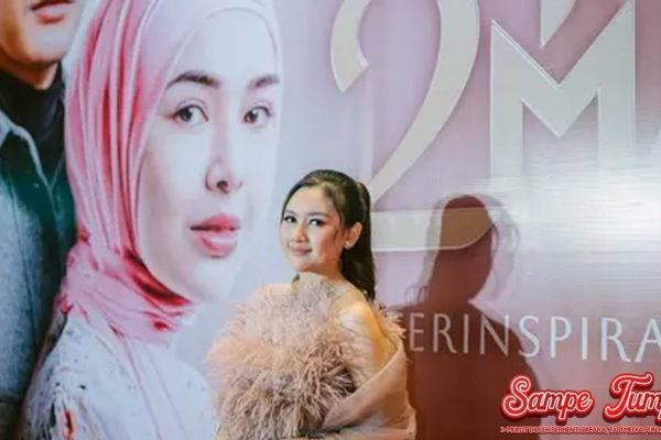 Meiska Adinda dan Fansnya: Kolaborasi Membawa Kesuksesan! Wajib Tahu! Fungsi Mode Pesawat yang Jarang Diketahui! Mode pesawat adalah salah satu fitur yang tersedia di hampir semua perangkat seluler modern, namun banyak pengguna yang hanya mengetahui fungsi dasarnya. Sebagian besar orang mungkin hanya mengaktifkan mode pesawat saat berada dalam pesawat terbang, tetapi tahukah kamu bahwa mode pesawat sebenarnya memiliki beberapa fungsi menarik lainnya? Fungsi ini bukan hanya untuk menjaga kestabilan komunikasi selama penerbangan, tetapi juga bisa memberikan manfaat di luar itu. Mari kita bahas lebih lanjut mengenai apa saja manfaat dari mode pesawat yang jarang diketahui oleh kebanyakan orang. Manfaat Mode Pesawat dalam Kehidupan Sehari-hari Pada umumnya, mode pesawat digunakan untuk mematikan semua koneksi nirkabel seperti Wi-Fi, Bluetooth, dan jaringan seluler. Saat diaktifkan, perangkat tidak dapat menerima panggilan telepon, pesan teks, atau koneksi internet. Meskipun terdengar sederhana, ada beberapa manfaat yang bisa kamu dapatkan dengan mengaktifkan mode pesawat, bahkan di luar penggunaan saat terbang. Pertama, mode pesawat bisa menghemat daya baterai secara signifikan. Wajib Tahu Ketika koneksi seluler dan Wi-Fi dimatikan, perangkat tidak lagi mencari sinyal, yang biasanya menghabiskan banyak energi. Dengan mengaktifkan mode pesawat, daya baterai bisa bertahan lebih lama, terutama saat kamu tidak memerlukan koneksi internet atau tidak sedang menerima panggilan. Selain itu, mode pesawat juga bisa digunakan untuk memberikan istirahat sejenak dari notifikasi. Bagi banyak orang, terus-menerus menerima notifikasi dari aplikasi atau pesan bisa sangat mengganggu. Dengan mengaktifkan mode pesawat, kamu bisa menjauhkan diri dari gangguan dan memiliki waktu yang lebih tenang tanpa interupsi. Mode Pesawat untuk Mempercepat Pengisian Daya Pernahkah kamu merasa perangkatmu membutuhkan waktu lama untuk terisi daya? Hal ini sering terjadi jika perangkat kamu terus-menerus terhubung dengan jaringan seluler atau Wi-Fi. Salah satu trik yang jarang diketahui banyak orang adalah dengan mengaktifkan mode pesawat saat mengisi daya perangkat. Wajib Tahu Ketika mode pesawat diaktifkan, perangkat tidak melakukan pencarian sinyal, sehingga mengurangi beban pada baterai dan memungkinkan pengisian daya berjalan lebih cepat. Dengan cara ini, kamu bisa menghemat waktu saat menunggu perangkatmu terisi penuh, terutama saat kamu benar-benar membutuhkan perangkat dalam keadaan penuh. Cobalah trik ini saat mengisi daya di tengah kesibukanmu, dan lihat perbedaannya. Menggunakan Mode Pesawat untuk Menghindari Gangguan Saat Tidur Kamu mungkin pernah merasa terganggu dengan panggilan telepon atau pesan yang masuk saat tidur. Mode pesawat bisa menjadi solusi yang efektif. Dengan mengaktifkan mode pesawat sebelum tidur, kamu bisa memastikan bahwa perangkatmu tidak akan berdering atau menyala karena notifikasi yang tidak diinginkan. Selain itu, mode pesawat juga membantu melindungi kualitas tidurmu. Terutama bagi mereka yang khawatir tentang paparan radiasi elektromagnetik, meskipun tidak ada bukti kuat yang menunjukkan bahwa radiasi dari ponsel memiliki dampak besar, namun mematikan semua sinyal nirkabel bisa membuatmu merasa lebih tenang saat tidur. Menjaga Fokus dengan Mode ini Di dunia yang penuh dengan gangguan digital, sangat sulit untuk tetap fokus pada pekerjaan atau aktivitas tertentu. Ketika banyak aplikasi, panggilan telepon, dan pesan muncul tanpa henti, sulit untuk tetap produktif. Salah satu cara yang bisa dilakukan untuk menjaga fokus adalah dengan mengaktifkan mode pesawat. Dengan mematikan koneksi nirkabel, kamu dapat menghindari notifikasi yang terus-menerus muncul dan memberi perhatian penuh pada tugas yang ada. Ini adalah trik yang sangat berguna, terutama saat bekerja atau belajar, agar tidak tergoda untuk memeriksa media sosial atau aplikasi lainnya. Kesimpulan Mode pesawat memang dikenal luas sebagai alat untuk digunakan selama. Penerbangan agar perangkat tidak mengganggu sistem navigasi pesawat, namun fungsinya jauh lebih luas dari itu. Dari menghemat daya baterai, mempercepat pengisian daya. Hingga meningkatkan kualitas tidur dan fokus, mode pesawat bisa menjadi fitur yang sangat berguna dalam kehidupan sehari-hari. Meskipun tidak digunakan setiap saat, mengetahui manfaat tersembunyi dari mode pesawat bisa memberikan kenyamanan dan efisiensi yang lebih besar dalam mengelola perangkatmu. Jadi, lain kali ketika kamu merasa perangkatmu mulai menguras daya atau ingin beristirahat dari gangguan digital, ingatlah untuk mengaktifkan mode pesawat.