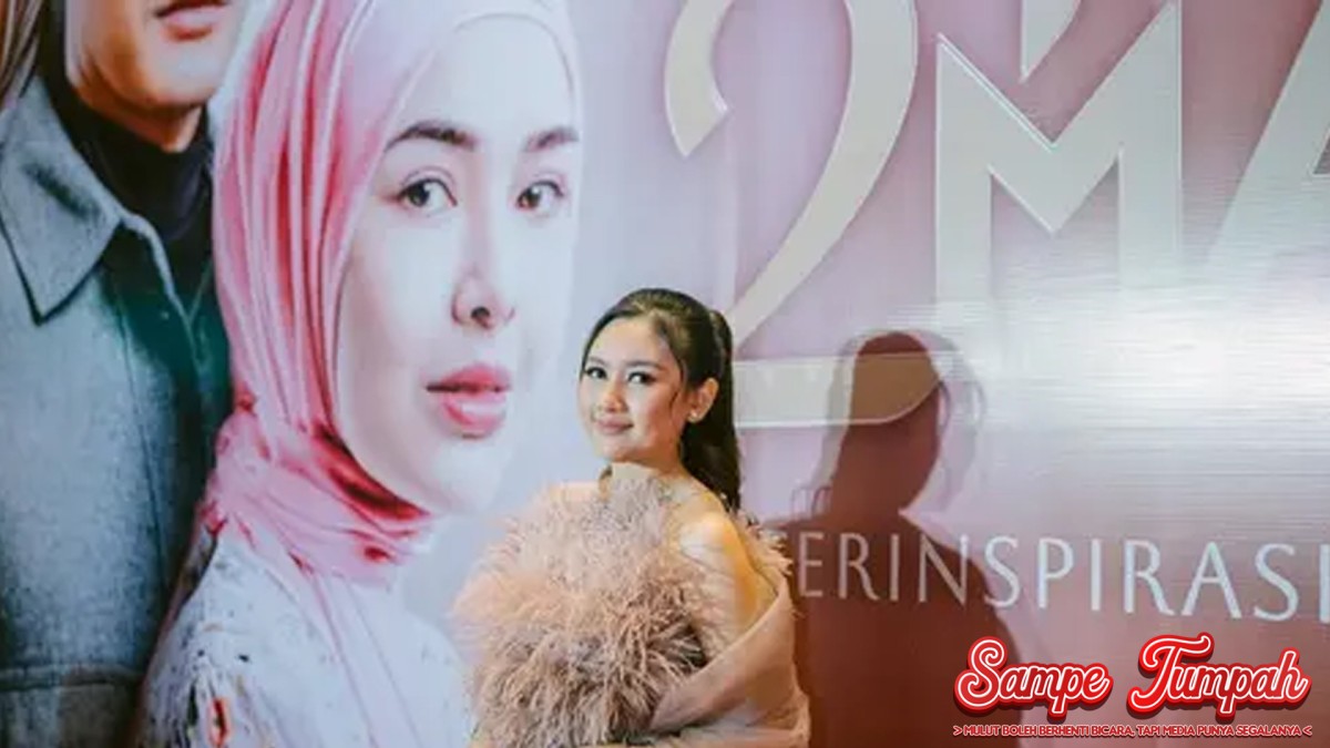 Wajib Tahu! Fungsi Mode Pesawat yang Jarang Diketahui! Mode pesawat adalah salah satu fitur yang tersedia di hampir semua perangkat seluler modern, namun banyak pengguna yang hanya mengetahui fungsi dasarnya. Sebagian besar orang mungkin hanya mengaktifkan mode pesawat saat berada dalam pesawat terbang, tetapi tahukah kamu bahwa mode pesawat sebenarnya memiliki beberapa fungsi menarik lainnya? Fungsi ini bukan hanya untuk menjaga kestabilan komunikasi selama penerbangan, tetapi juga bisa memberikan manfaat di luar itu. Mari kita bahas lebih lanjut mengenai apa saja manfaat dari mode pesawat yang jarang diketahui oleh kebanyakan orang. Manfaat Mode Pesawat dalam Kehidupan Sehari-hari Pada umumnya, mode pesawat digunakan untuk mematikan semua koneksi nirkabel seperti Wi-Fi, Bluetooth, dan jaringan seluler. Saat diaktifkan, perangkat tidak dapat menerima panggilan telepon, pesan teks, atau koneksi internet. Meskipun terdengar sederhana, ada beberapa manfaat yang bisa kamu dapatkan dengan mengaktifkan mode pesawat, bahkan di luar penggunaan saat terbang. Pertama, mode pesawat bisa menghemat daya baterai secara signifikan. Wajib Tahu Ketika koneksi seluler dan Wi-Fi dimatikan, perangkat tidak lagi mencari sinyal, yang biasanya menghabiskan banyak energi. Dengan mengaktifkan mode pesawat, daya baterai bisa bertahan lebih lama, terutama saat kamu tidak memerlukan koneksi internet atau tidak sedang menerima panggilan. Selain itu, mode pesawat juga bisa digunakan untuk memberikan istirahat sejenak dari notifikasi. Bagi banyak orang, terus-menerus menerima notifikasi dari aplikasi atau pesan bisa sangat mengganggu. Dengan mengaktifkan mode pesawat, kamu bisa menjauhkan diri dari gangguan dan memiliki waktu yang lebih tenang tanpa interupsi. Mode Pesawat untuk Mempercepat Pengisian Daya Pernahkah kamu merasa perangkatmu membutuhkan waktu lama untuk terisi daya? Hal ini sering terjadi jika perangkat kamu terus-menerus terhubung dengan jaringan seluler atau Wi-Fi. Salah satu trik yang jarang diketahui banyak orang adalah dengan mengaktifkan mode pesawat saat mengisi daya perangkat. Wajib Tahu Ketika mode pesawat diaktifkan, perangkat tidak melakukan pencarian sinyal, sehingga mengurangi beban pada baterai dan memungkinkan pengisian daya berjalan lebih cepat. Dengan cara ini, kamu bisa menghemat waktu saat menunggu perangkatmu terisi penuh, terutama saat kamu benar-benar membutuhkan perangkat dalam keadaan penuh. Cobalah trik ini saat mengisi daya di tengah kesibukanmu, dan lihat perbedaannya. Menggunakan Mode Pesawat untuk Menghindari Gangguan Saat Tidur Kamu mungkin pernah merasa terganggu dengan panggilan telepon atau pesan yang masuk saat tidur. Mode pesawat bisa menjadi solusi yang efektif. Dengan mengaktifkan mode pesawat sebelum tidur, kamu bisa memastikan bahwa perangkatmu tidak akan berdering atau menyala karena notifikasi yang tidak diinginkan. Selain itu, mode pesawat juga membantu melindungi kualitas tidurmu. Terutama bagi mereka yang khawatir tentang paparan radiasi elektromagnetik, meskipun tidak ada bukti kuat yang menunjukkan bahwa radiasi dari ponsel memiliki dampak besar, namun mematikan semua sinyal nirkabel bisa membuatmu merasa lebih tenang saat tidur. Menjaga Fokus dengan Mode ini Di dunia yang penuh dengan gangguan digital, sangat sulit untuk tetap fokus pada pekerjaan atau aktivitas tertentu. Ketika banyak aplikasi, panggilan telepon, dan pesan muncul tanpa henti, sulit untuk tetap produktif. Salah satu cara yang bisa dilakukan untuk menjaga fokus adalah dengan mengaktifkan mode pesawat. Dengan mematikan koneksi nirkabel, kamu dapat menghindari notifikasi yang terus-menerus muncul dan memberi perhatian penuh pada tugas yang ada. Ini adalah trik yang sangat berguna, terutama saat bekerja atau belajar, agar tidak tergoda untuk memeriksa media sosial atau aplikasi lainnya. Kesimpulan Mode pesawat memang dikenal luas sebagai alat untuk digunakan selama. Penerbangan agar perangkat tidak mengganggu sistem navigasi pesawat, namun fungsinya jauh lebih luas dari itu. Dari menghemat daya baterai, mempercepat pengisian daya. Hingga meningkatkan kualitas tidur dan fokus, mode pesawat bisa menjadi fitur yang sangat berguna dalam kehidupan sehari-hari. Meskipun tidak digunakan setiap saat, mengetahui manfaat tersembunyi dari mode pesawat bisa memberikan kenyamanan dan efisiensi yang lebih besar dalam mengelola perangkatmu. Jadi, lain kali ketika kamu merasa perangkatmu mulai menguras daya atau ingin beristirahat dari gangguan digital, ingatlah untuk mengaktifkan mode pesawat.