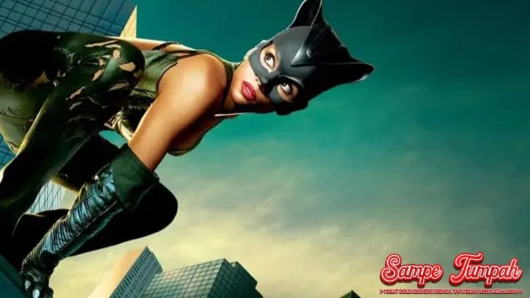 Halle Berry Garang di Catwoman, Lawan Bisnis Kecantikan Licik!