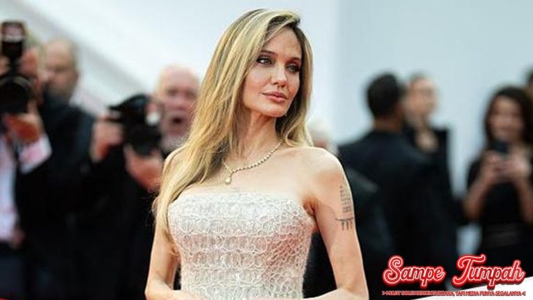 Gaun Kashmir Mewah, Angelina Jolie Bikin Publik Terpukau