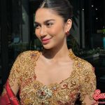 Gaya Azizah Salsha dalam Kebaya Emas, Fans Sebut Mirip Ariel