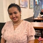 Mesra Bareng Bule Lina Mukherjee Bikin Dinar Candy Gerah! Jagat hiburan Tanah Air kembali diguncang dengan kabar panas dari dua sosok yang tak pernah jauh dari sorotan. Kali ini, Lina Mukherjee tampil penuh kehangatan bersama seorang bule ganteng yang sukses mencuri perhatian netizen. Namun di balik momen manis itu, terselip ekspresi Dinar Candy yang mendadak berubah jadi gerah. Bukan hanya warganet yang penasaran, panggung dunia maya pun mendadak panas. Lina Mukherjee dan Si Bule, Duo Baru yang Bikin Heboh Beberapa waktu terakhir, Lina Mukherjee terlihat makin sering muncul dengan seorang pria asing yang kerap mendampinginya di berbagai unggahan. Mulai dari momen makan bareng, video santai, hingga kemesraan yang dibagikan tanpa malu-malu, semuanya seperti menyiratkan kedekatan yang tak biasa. Bule berkepala plontos dan bertato itu bukan hanya jadi pendamping Lina saat liburan, tapi juga tampak nyaman berada di lingkungan seleb lokal. Bahkan, dalam salah satu video yang viral, Lina dengan percaya diri memeluk pria tersebut sambil menyapa para pengikutnya dengan gaya centil khasnya. Tentu saja, keintiman itu langsung memicu berbagai reaksi. Banyak yang mendukung dan ikut baper, tapi tak sedikit pula yang bertanya-tanya: ke mana arah hubungan ini? Dinar Candy Tak Lagi Tersenyum Sementara Lina sibuk memamerkan momen romantis, sorotan tak kalah tajam juga diarahkan ke Dinar Candy. Dikenal sebagai teman yang dulu sempat dekat dengan Lina, Dinar kini justru tampak menjaga jarak. Bahkan, dalam beberapa kesempatan live, Dinar terlihat melempar sindiran halus. “Makin banyak yang cari spotlight dengan gaya drama,” ucapnya sambil tersenyum pahit. Netizen tentu tak tinggal diam. Spekulasi pun bermunculan, menyebut bahwa kehadiran bule baru di sisi Lina membuat Dinar merasa tersingkir. Menariknya, saat ditanya langsung soal kabar persaingan, Dinar tak memberi jawaban tegas. Namun ekspresi dan bahasa tubuhnya seolah menjawab segalanya. Apalagi, dalam salah satu acara podcast, ia menyinggung soal teman yang berubah sejak dekat dengan orang asing. Netizen Jadi Juri Tak Resmi Dengan kecepatan jempol yang luar biasa, warganet tentu tak tinggal diam. Komentar demi komentar pun membanjiri akun Instagram keduanya. Sebagian membela Lina dan memuji sikapnya yang percaya diri tampil mesra. Namun di sisi lain, tak sedikit yang justru membela Dinar dan merasa kecewa dengan sikap Lina yang dianggap pamer kebahagiaan berlebihan. Di TikTok, potongan video mesra mereka bahkan sempat menempati trending selama dua hari. Kreator konten pun ikut ambil bagian dengan membuat reaksi, parodi, dan pembahasan beragam versi. Yang lebih seru lagi, beberapa netizen justru menduga drama ini hanyalah akal-akalan demi sorotan publik. Mereka menganggap Lina dan Dinar sedang memainkan ‘peran’, hanya untuk menaikkan popularitas masing-masing. Tapi benarkah demikian? Drama atau Tanda Cinta Nyata? Spekulasi memang tak bisa dicegah. Namun kalau diperhatikan lebih jauh, Lina terlihat sangat tulus dalam momen-momen bersama si bule. Ia tertawa lepas, berbicara tanpa beban, bahkan sempat memperkenalkan pria tersebut pada orang tuanya melalui video call. Sementara Dinar, meski terlihat gerah, tetap berusaha menunjukkan sikap profesional. Ia tetap menjalankan pekerjaannya sebagai DJ, mengisi berbagai acara, dan sesekali membuat konten dengan tema humor sarkastik. Situasi ini memperlihatkan betapa dunia hiburan tak pernah kehabisan bumbu. Entah hubungan Lina dengan si bule akan berakhir manis atau hanya sekadar sensasi sementara, satu hal yang pasti drama ini telah sukses mencuri perhatian publik. Kesimpulan Cerita antara Lina Mukherjee dan pria bulenya memang belum mencapai babak akhir. Namun yang jelas, kemunculan kedekatan mereka berhasil menggoyang panggung hiburan dan menghidupkan kembali sisi kompetitif antara para selebritas. Ditambah lagi dengan reaksi Dinar Candy yang tak bisa sepenuhnya disembunyikan, drama ini terasa semakin seru untuk diikuti. Di era digital, kisah seperti ini bukan sekadar konsumsi hiburan. Ia juga menjadi refleksi betapa kuatnya pengaruh media sosial dalam membentuk opini, emosi, bahkan relasi antar publik figur. Jadi, siapakah yang akan tetap berdiri saat sorotan mereda? Apakah hubungan Lina dan si bule akan makin lengket, atau justru menyulut percikan baru? Warganet tentu sudah siap jadi saksi episode berikutnya.