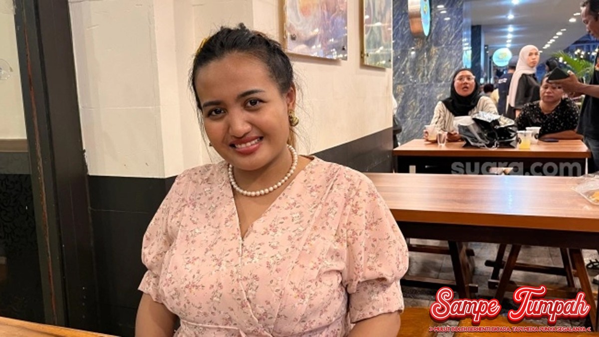 Mesra Bareng Bule Lina Mukherjee Bikin Dinar Candy Gerah! Jagat hiburan Tanah Air kembali diguncang dengan kabar panas dari dua sosok yang tak pernah jauh dari sorotan. Kali ini, Lina Mukherjee tampil penuh kehangatan bersama seorang bule ganteng yang sukses mencuri perhatian netizen. Namun di balik momen manis itu, terselip ekspresi Dinar Candy yang mendadak berubah jadi gerah. Bukan hanya warganet yang penasaran, panggung dunia maya pun mendadak panas. Lina Mukherjee dan Si Bule, Duo Baru yang Bikin Heboh Beberapa waktu terakhir, Lina Mukherjee terlihat makin sering muncul dengan seorang pria asing yang kerap mendampinginya di berbagai unggahan. Mulai dari momen makan bareng, video santai, hingga kemesraan yang dibagikan tanpa malu-malu, semuanya seperti menyiratkan kedekatan yang tak biasa. Bule berkepala plontos dan bertato itu bukan hanya jadi pendamping Lina saat liburan, tapi juga tampak nyaman berada di lingkungan seleb lokal. Bahkan, dalam salah satu video yang viral, Lina dengan percaya diri memeluk pria tersebut sambil menyapa para pengikutnya dengan gaya centil khasnya. Tentu saja, keintiman itu langsung memicu berbagai reaksi. Banyak yang mendukung dan ikut baper, tapi tak sedikit pula yang bertanya-tanya: ke mana arah hubungan ini? Dinar Candy Tak Lagi Tersenyum Sementara Lina sibuk memamerkan momen romantis, sorotan tak kalah tajam juga diarahkan ke Dinar Candy. Dikenal sebagai teman yang dulu sempat dekat dengan Lina, Dinar kini justru tampak menjaga jarak. Bahkan, dalam beberapa kesempatan live, Dinar terlihat melempar sindiran halus. “Makin banyak yang cari spotlight dengan gaya drama,” ucapnya sambil tersenyum pahit. Netizen tentu tak tinggal diam. Spekulasi pun bermunculan, menyebut bahwa kehadiran bule baru di sisi Lina membuat Dinar merasa tersingkir. Menariknya, saat ditanya langsung soal kabar persaingan, Dinar tak memberi jawaban tegas. Namun ekspresi dan bahasa tubuhnya seolah menjawab segalanya. Apalagi, dalam salah satu acara podcast, ia menyinggung soal teman yang berubah sejak dekat dengan orang asing. Netizen Jadi Juri Tak Resmi Dengan kecepatan jempol yang luar biasa, warganet tentu tak tinggal diam. Komentar demi komentar pun membanjiri akun Instagram keduanya. Sebagian membela Lina dan memuji sikapnya yang percaya diri tampil mesra. Namun di sisi lain, tak sedikit yang justru membela Dinar dan merasa kecewa dengan sikap Lina yang dianggap pamer kebahagiaan berlebihan. Di TikTok, potongan video mesra mereka bahkan sempat menempati trending selama dua hari. Kreator konten pun ikut ambil bagian dengan membuat reaksi, parodi, dan pembahasan beragam versi. Yang lebih seru lagi, beberapa netizen justru menduga drama ini hanyalah akal-akalan demi sorotan publik. Mereka menganggap Lina dan Dinar sedang memainkan ‘peran’, hanya untuk menaikkan popularitas masing-masing. Tapi benarkah demikian? Drama atau Tanda Cinta Nyata? Spekulasi memang tak bisa dicegah. Namun kalau diperhatikan lebih jauh, Lina terlihat sangat tulus dalam momen-momen bersama si bule. Ia tertawa lepas, berbicara tanpa beban, bahkan sempat memperkenalkan pria tersebut pada orang tuanya melalui video call. Sementara Dinar, meski terlihat gerah, tetap berusaha menunjukkan sikap profesional. Ia tetap menjalankan pekerjaannya sebagai DJ, mengisi berbagai acara, dan sesekali membuat konten dengan tema humor sarkastik. Situasi ini memperlihatkan betapa dunia hiburan tak pernah kehabisan bumbu. Entah hubungan Lina dengan si bule akan berakhir manis atau hanya sekadar sensasi sementara, satu hal yang pasti drama ini telah sukses mencuri perhatian publik. Kesimpulan Cerita antara Lina Mukherjee dan pria bulenya memang belum mencapai babak akhir. Namun yang jelas, kemunculan kedekatan mereka berhasil menggoyang panggung hiburan dan menghidupkan kembali sisi kompetitif antara para selebritas. Ditambah lagi dengan reaksi Dinar Candy yang tak bisa sepenuhnya disembunyikan, drama ini terasa semakin seru untuk diikuti. Di era digital, kisah seperti ini bukan sekadar konsumsi hiburan. Ia juga menjadi refleksi betapa kuatnya pengaruh media sosial dalam membentuk opini, emosi, bahkan relasi antar publik figur. Jadi, siapakah yang akan tetap berdiri saat sorotan mereda? Apakah hubungan Lina dan si bule akan makin lengket, atau justru menyulut percikan baru? Warganet tentu sudah siap jadi saksi episode berikutnya.