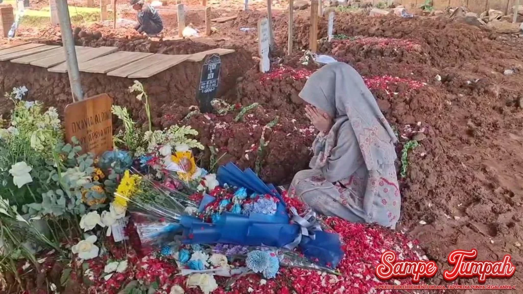 2 Momen Ria Ricis Ziarah ke Makam Vidi Aldiano